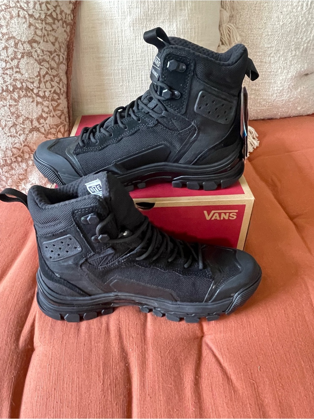 Vans UltraRange EXO MTE-2 Gore-Tex Ankle Boot. Black/Black. M8/W9.5